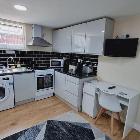 Lovely Studio-Flat With Free Parking, Free Wifi. Лидс Экстерьер фото